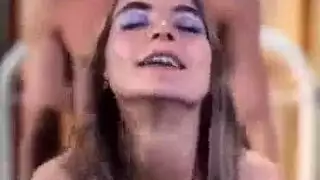 امرأة سمراء الحمار الصغيرة فرضها مركز جاكوزي
