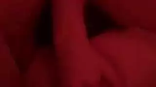 ممارسة جنس عنيفة على الوجه: رجل مقنع ومراهقة سمراء