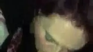 غرباء يضربون عاهرات متعرّيات جائعة للجنس الفموي