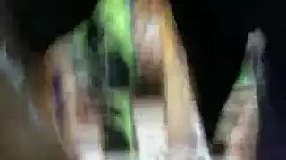 السيد المسيطر ينيك العبد المستسلم بوضعية الكلب تحت الوهج الأزرق