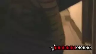 مراهقة أبنوس منحنية تركب قضيبًا أسودًا ضخمًا إكس إكس إكس