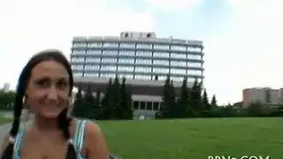 فتاة صاخبة تصدر ضوضاء خلال اختراق شرجي جامح