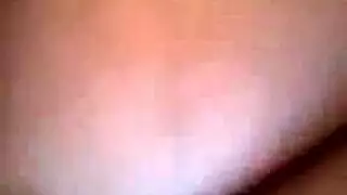 شاب يضع إصبعه في فرج زوجة الأب المبلول