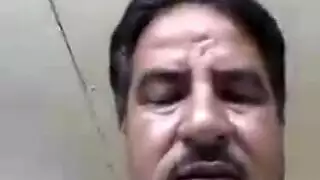 مراهقة تستسلم للجماع المسيطر من رجل أكبر