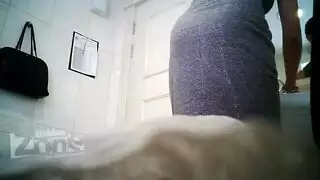 إكس إكس إكس مع حيوان: امرأة تركب عضو حصان في حظيرة