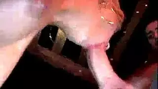 سكس سحاق قوي: ثنائي ديلدو ومشاركة ثلاثية