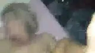 عابرة ناضجة تستسلم لتحول مسيطر من شاب أصغر