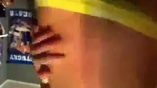 تلمح الفتاة قضيباً ضخماً غالياً وتطالب بركوب جنسي عنيف