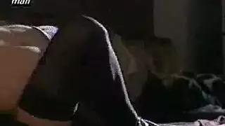 شقراء ناضجة تحصل على سمرة عميقة وتملأ بعمق