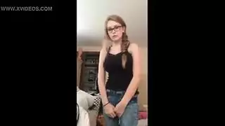 دش الذهبي في سن المراهقة أحمر الشعر الحلق مارس الجنس