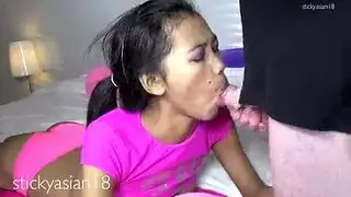جمال أسمر يغري الكاميرا، يخلع السروال الداخلي ليظهر فرجه الوردي