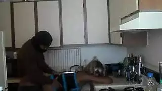 تأخذه إصبع في مهبلها الضيق بعمق