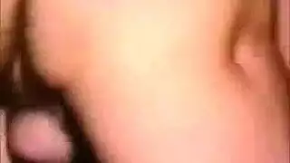 سائق يتوقف من أجل فتاة تايلاندية ويملأ مهبلها