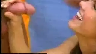 سني تأخذ قضيبًا ضخمًا بعمق في مهبلها