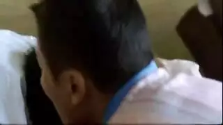 الابن يدخل علي الأم وهي جمب والده