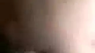 فتاة صغيرة تخلع ملابسها وتستعد للعمل الإباحي