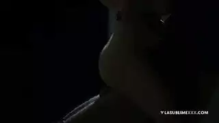 تفرك له زبه