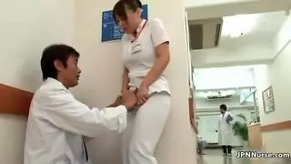 ممرضة بجوارب مثيرة تتعرض لجلسة جماعية من مجموعة من الفحول