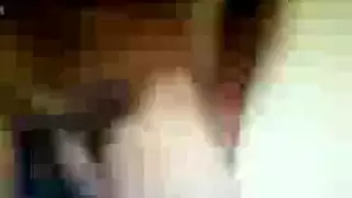 فتاة عربية شابة تعطي الدرس الأول لها اللسان