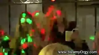 مراهق نحيل يقدم مصًا قاسيًا في مقطع إباحي
