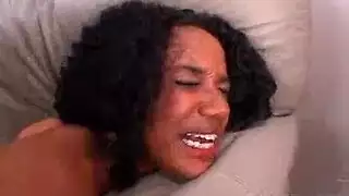 لقطات جسدية صريحة وممارسات جنسية