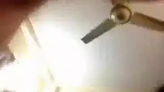 وكالة تجميل مفلسة، لذا تمارس الوكلات الجنس مع أمريكي من أجل المال