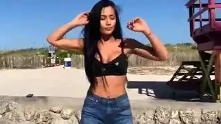 مفاجأة التبادل: جورجينا الصغيرة تمارس الجنس مع صديق حبيبها
