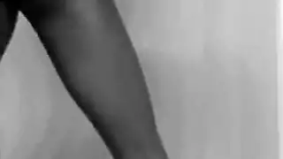 فتاة مجعدة الشعر تأخذ قضيبًا خشبيًا صلبًا من فحل متمرس