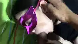 ألأخت الحلوة الجميلة تدلع أخهاا وتجلغ زبه و