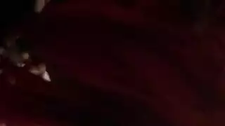 زغب أشقر على كل حلمتيه الصلبتين