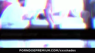 سمراء مغرية تمص قضيبًا ضخمًا بملابس داخلية مثيرة قبل جنس عنيف