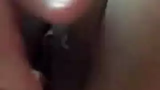 فتاة آسيوية هواة اللعب مع بوسها