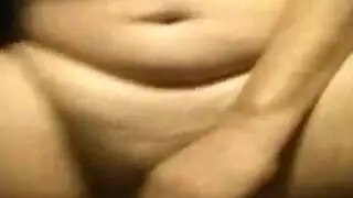 عارضة الكاميرا كاسي تفتح شفرات مهبلها للكاميرا