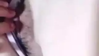 في جلسة إباحية صريحة، مقدمة برامج أمريكية ساخنة تلعق عصير مهبلها