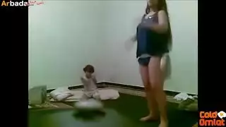 حركاتها المثيرة تؤدي لضرب فرج قاسي