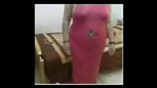 ولد مع امه واخت على السرير