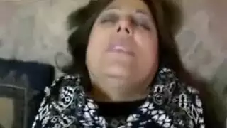مشهد ناضج ساخن: الساقان مفتوحتان، مستعدة لأخذه كله