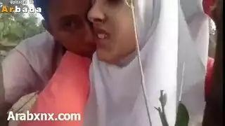 مهبل فتاة صغيرة يتمدد بواسطة دمى ألعاب