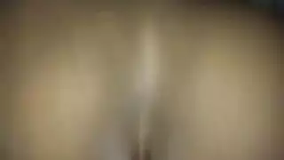 سحاق فموي لمراهقة نحيفة: تلعق كس صديقتها المبلل في السرير
