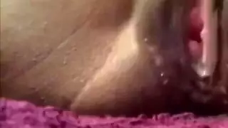 الطالب البرازيلي يتم ت finger بقوة بواسطة قضيب أبيض كبير