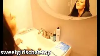 شاب لطيف وألعابه في ثلاثي إباحي