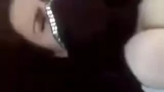 فتاة تونسية تأخذ قضيبًا كبيرًا