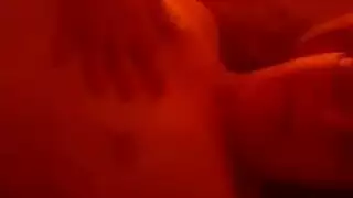 فتاة سمراء وقوادها يعطيان عذراء مقدمة إباحية