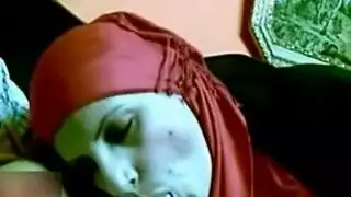 ظريفة محجبة تأخذ الحمولة في فمها