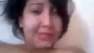 تأخذ قضيبًا مطاطيًا بعمق وتئن للمزيد