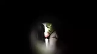 الرجل يكشف انتصابه لصديقه المقرب، ويقترح جلسة إباحية مثيرة