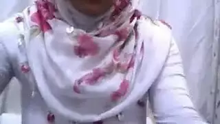 تلعب في كسها وتضرب العشرات ولبنها يسيح