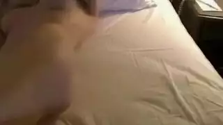 أم ناضجة ممتلئة الجسم تستمتع بفعل ثلاثي عنيف