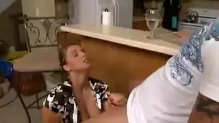 فتاة الكاراتيه تستخدم جواربها الطويلة لمشهد إباحي مثير للجنس بالقدم