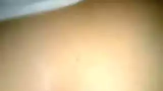 زوجة هاوية تمارس الجنس بقوة مع الدليل في غرفة الفندق